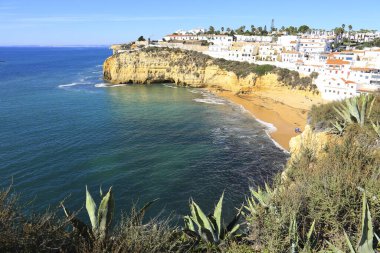 Güneşli bir günde sahil ve Carvoeiro 'nun güzel manzarası.
