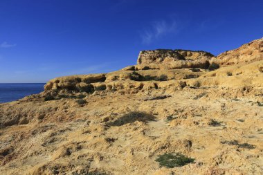 Algar Seco mağaraları, kayalıklar ve Carvoeiro, Algarve, Portekiz 'deki erozyon çalışmaları.