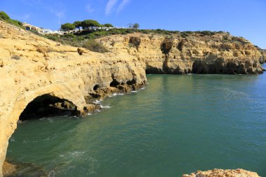 Algar Seco mağaraları, kayalıklar ve Carvoeiro, Algarve, Portekiz 'deki erozyon çalışmaları.