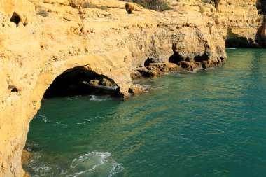 Algar Seco mağaraları, kayalıklar ve Carvoeiro, Algarve, Portekiz 'deki erozyon çalışmaları.