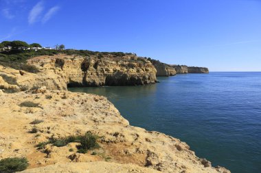 Algar Seco mağaraları, kayalıklar ve Carvoeiro, Algarve, Portekiz 'deki erozyon çalışmaları.