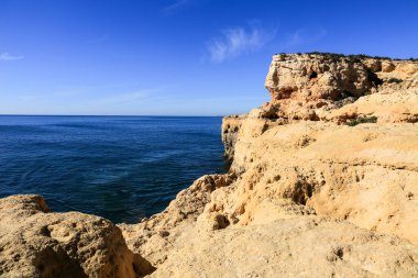 Algar Seco mağaraları, kayalıklar ve Carvoeiro, Algarve, Portekiz 'deki erozyon çalışmaları.