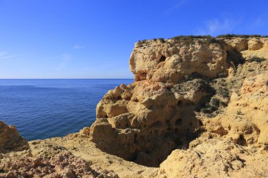 Algar Seco mağaraları, kayalıklar ve Carvoeiro, Algarve, Portekiz 'deki erozyon çalışmaları.