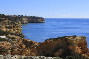 Algar Seco mağaraları, kayalıklar ve Carvoeiro, Algarve, Portekiz 'deki erozyon çalışmaları.