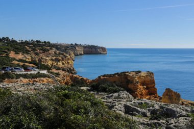 Algar Seco mağaraları, kayalıklar ve Carvoeiro, Algarve, Portekiz 'deki erozyon çalışmaları.