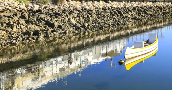 Piękny Żółty Kajak Zakotwiczony Spokojnej Niebieskiej Wodzie Cais Cabanas Portugalia — Zdjęcie stockowe
