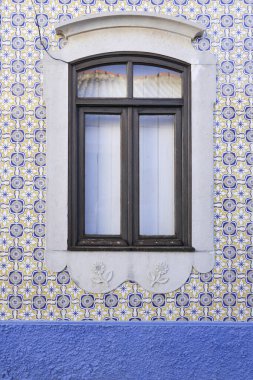 Portekiz 'in Cabanas de Tavira şehrinde renkli ve geleneksel ön cephe