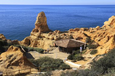 Carvoeiro, Portekiz- 20 Ekim 2022: Algar Seco mağaraları, uçurumları ve Carvoeiro, Algarve, Portekiz 'deki erozyon çalışmaları