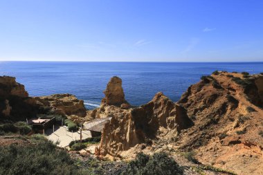 Carvoeiro, Portekiz- 20 Ekim 2022: Algar Seco mağaraları, uçurumları ve Carvoeiro, Algarve, Portekiz 'deki erozyon çalışmaları