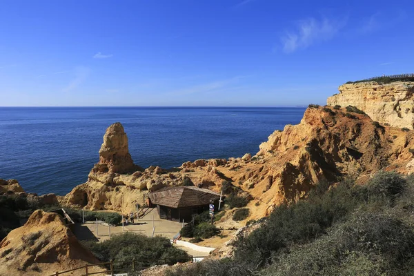 Carvoeiro, Portekiz- 20 Ekim 2022: Algar Seco mağaraları, uçurumları ve Carvoeiro, Algarve, Portekiz 'deki erozyon çalışmaları