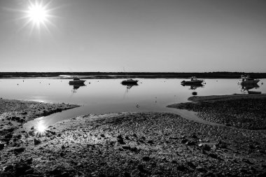 Tavira, Portekiz- 20 Ekim 2022: Eğlence ve balıkçı tekneleri Cabanas de Tavira kasabasında demirledi