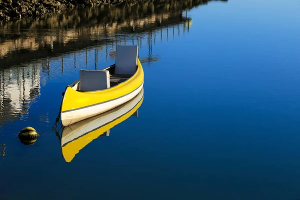 Hermosa Canoa Amarilla Anclada Agua Azul Calma — Foto de Stock