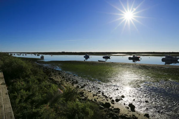 Tavira, Portekiz- 20 Ekim 2022: Eğlence ve balıkçı tekneleri Cabanas de Tavira kasabasında demirledi