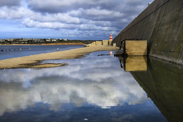 Betonklötze Auf Einer Wasserpfütze Mit Spiegelungen Hafen Von Sagres Portugal — Stockfoto