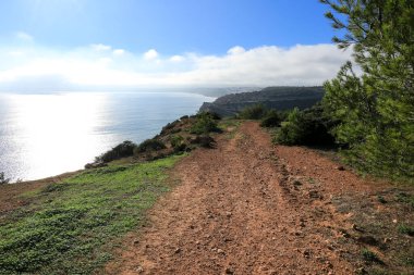 Portekiz, Salema 'daki Almadena kalesinden Atlantik Okyanusu' nun güzel deniz manzarası