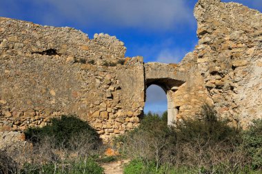 Portekiz 'in Algarve Sahili' ndeki Almadena Kalesi 'nin (Forte de Sao Luis) kalıntıları