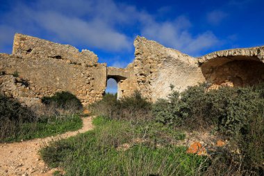 Portekiz 'in Algarve Sahili' ndeki Almadena Kalesi 'nin (Forte de Sao Luis) kalıntıları