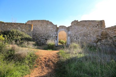 Portekiz 'in Algarve Sahili' ndeki Almadena Kalesi 'nin (Forte de Sao Luis) kalıntıları