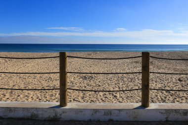 Portekiz, Algarve 'de yalnız Salema Sahili' nde ahşap ve ip çitleri.