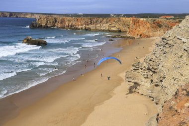 Sagres, Portekiz- 20 Ekim 2022: Sagres, Portekiz 'de güneşli bir günde Paraglider