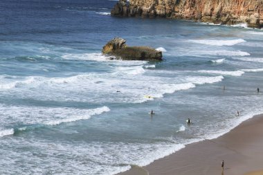 Sagres, Portekiz- 20 Ekim 2022: Sagres, Portekiz 'deki Tonel Plajı' nda sörfçüler güzel havanın tadını çıkarıyorlar