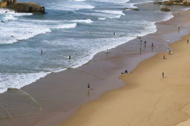 Sagres, Portekiz- 20 Ekim 2022: Sagres, Portekiz 'deki Tonel Plajı' nda sörfçüler güzel havanın tadını çıkarıyorlar