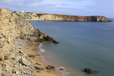 Sagres, Portekiz 'de güneşli bir günde Prainha das Pocas plajı