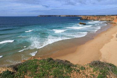 Praia do Tonel plajı Sagres, Algarve, Portekiz 'de güneşli bir günde