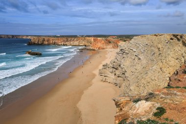 Praia do Tonel plajı Sagres, Algarve, Portekiz 'de güneşli bir günde
