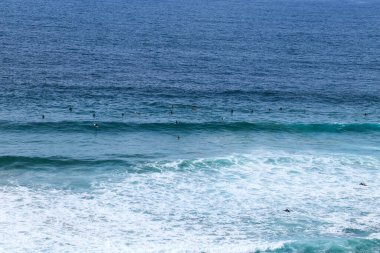 Sagres, Portekiz- 20 Ekim 2022: Sagres, Portekiz 'deki Tonel Plajı' nda sörfçüler güzel havanın tadını çıkarıyorlar