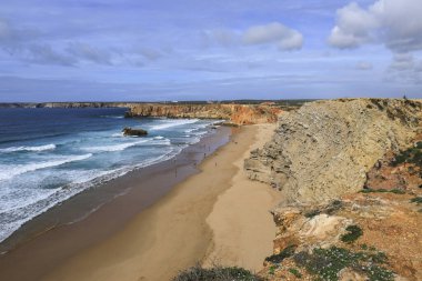 Praia do Tonel plajı Sagres, Algarve, Portekiz 'de güneşli bir günde