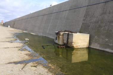 Portekiz, Sagres limanında yansıması olan bir su birikintisi üzerindeki beton bloklar