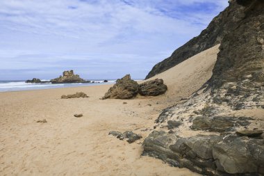 Portekiz, Algarve 'deki Castelejo Sahili' nin güzel kaya oluşumları, kumları ve kumulları.