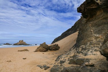 Portekiz, Algarve 'deki Castelejo Sahili' nin güzel kaya oluşumları, kumları ve kumulları.