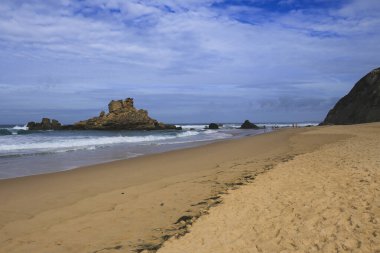 Portekiz, Algarve 'deki Castelejo Sahili' nin güzel kaya oluşumları, kumları ve kumulları.