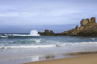 Portekiz, Algarve 'deki Castelejo Sahili' nin güzel kaya oluşumları, kumları ve kumulları.