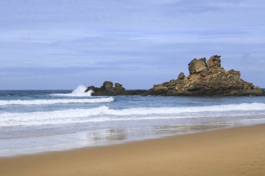 Portekiz, Algarve 'deki Castelejo Sahili' nin güzel kaya oluşumları, kumları ve kumulları.