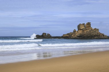 Portekiz, Algarve 'deki Castelejo Sahili' nin güzel kaya oluşumları, kumları ve kumulları.