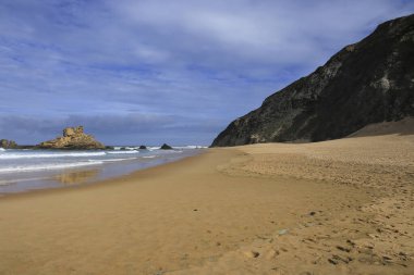 Portekiz, Algarve 'deki Castelejo Sahili' nin güzel kaya oluşumları, kumları ve kumulları.