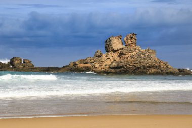Portekiz, Algarve 'deki Castelejo Sahili' nin güzel kaya oluşumları, kumları ve kumulları.