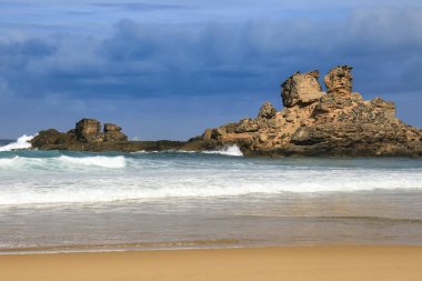 Portekiz, Algarve 'deki Castelejo Sahili' nin güzel kaya oluşumları, kumları ve kumulları.