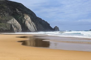 Portekiz, Algarve 'deki Castelejo Sahili' nin güzel kaya oluşumları, kumları ve kumulları.