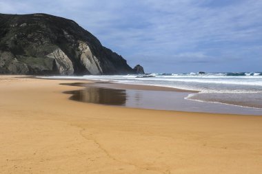 Portekiz, Algarve 'deki Castelejo Sahili' nin güzel kaya oluşumları, kumları ve kumulları.