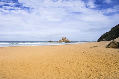 Portekiz, Algarve 'deki Castelejo Sahili' nin güzel kaya oluşumları, kumları ve kumulları.