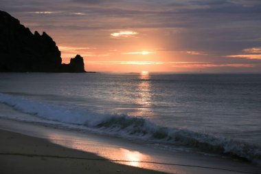 Praia da Luz, Algarve, Portekiz 'de güzel ve renkli gün doğumu