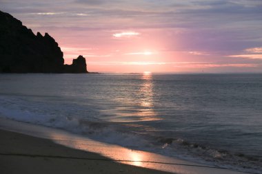 Praia da Luz, Algarve, Portekiz 'de güzel ve renkli gün doğumu