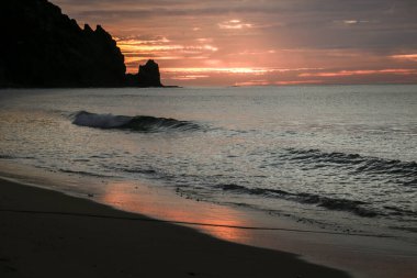 Praia da Luz, Algarve, Portekiz 'de güzel ve renkli gün doğumu