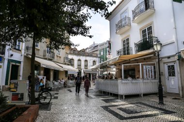 Lagos, Portekiz- 20 Ekim 2022: Narrow Cobblestone caddeleri ve Portekiz 'in Lagos şehrindeki tipik ön cepheleri