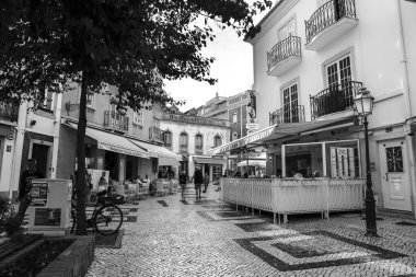 Lagos, Portekiz- 20 Ekim 2022: Narrow Cobblestone caddeleri ve Portekiz 'in Lagos şehrindeki tipik ön cepheleri