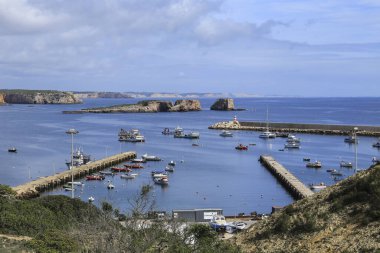 Sagres, Portekiz- 20 Ekim 2022: Güneşli bir günde Baleeira limanında balıkçı tekneleri